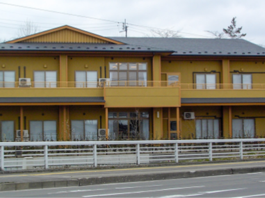 黄色い建物の外観  