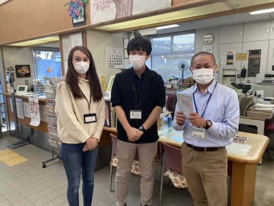 受付に立つ職員たち  