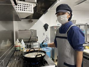 働く人の笑顔のキッチン
