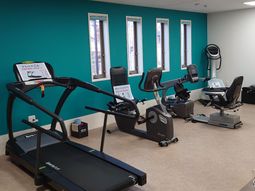 充実した運動機器の部屋