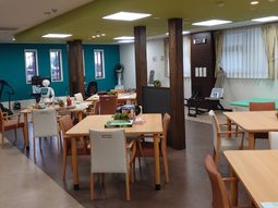 明るい空間の食堂エリア