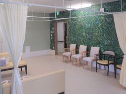 緑の壁が印象的な待合室