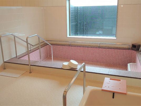 バリアフリー設計の浴室