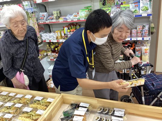 売り場で選ぶ様子  