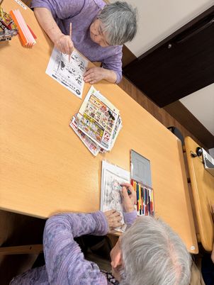 塗り絵をする様子  