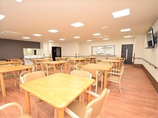 広々とした明るい食堂