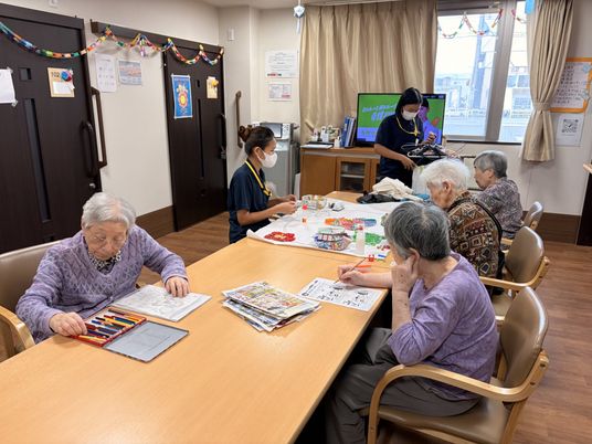 利用者が作業する食堂  