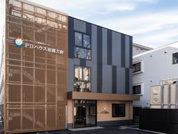 モダンな外観の建物