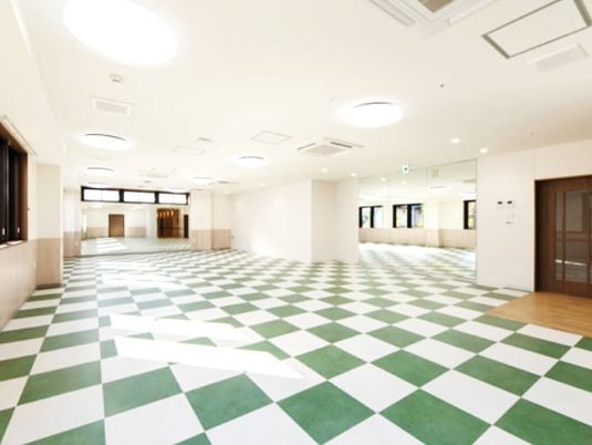 広々とした明るい廊下