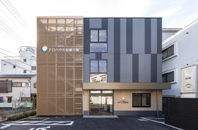 広々とした建物の正面