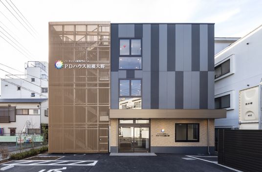 広々とした建物の正面