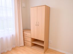 シンプルな洋室の家具