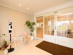 エントランスの明るい空間