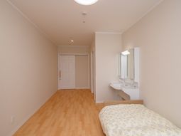 明るい居室の様子