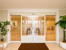 エントランスの明るい風景