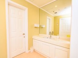 明るい洗面台のある空間