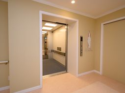 広々とした廊下とエレベーター