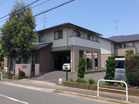 明るい外観の建物