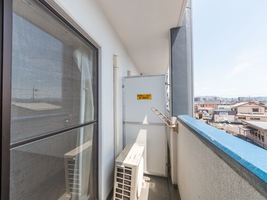 広々としたバルコニーの一角