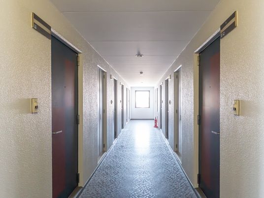 清潔感のある廊下の風景