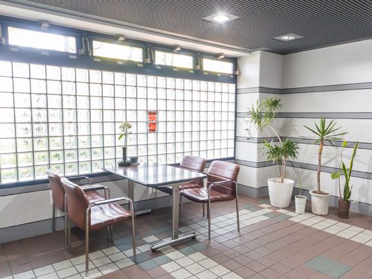 ガラス壁の明るい休憩スペース