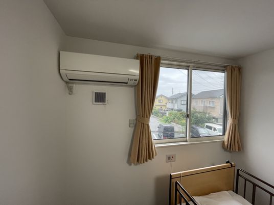 明るい居室の一角