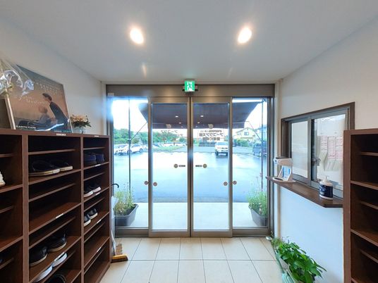 玄関の明るい風景