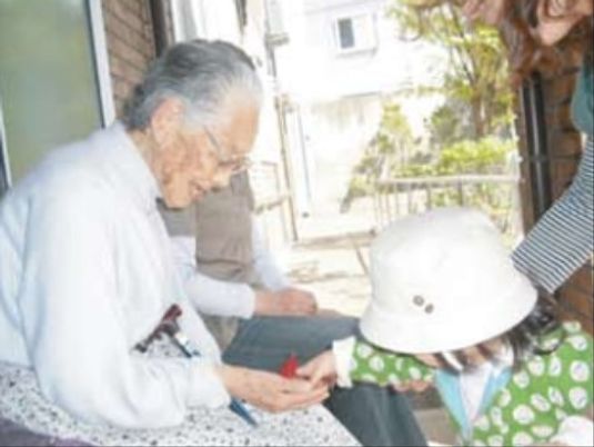 笑顔の高齢者と子供