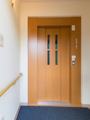 シンプルなエレベータードア