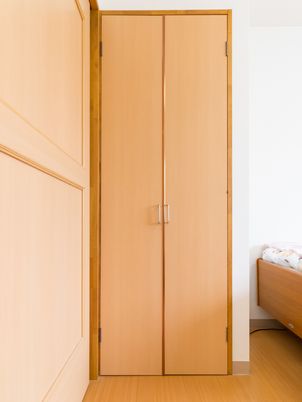 木目調の居室のクローゼット