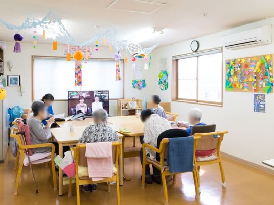明るい広々とした食堂