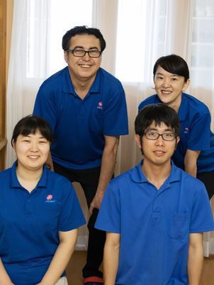 笑顔のスタッフグループ像