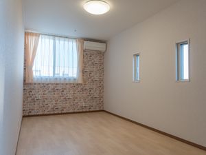 広々とした部屋の一部