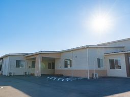 静かな施設の正面入口