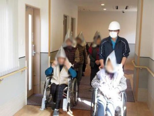 スタッフと歩行訓練中の廊下  