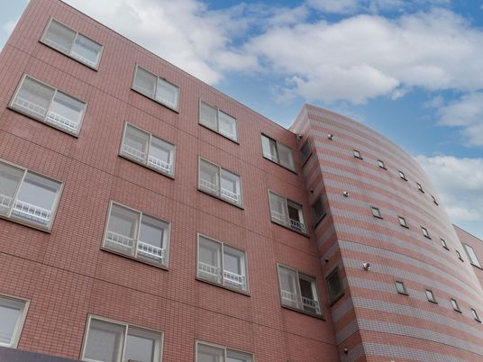 ピンク色の建物外観  