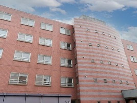 赤い外壁の建物外観  