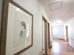 明るい通路のアート装飾