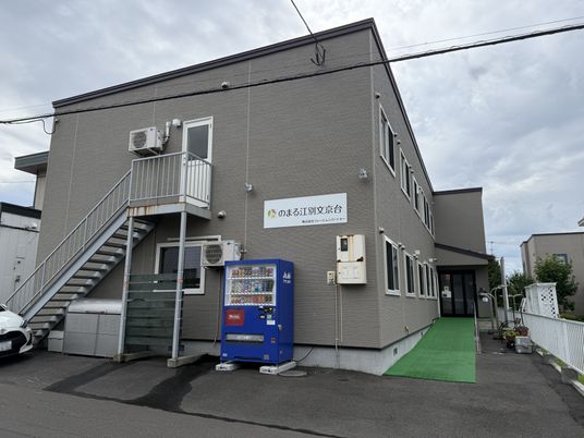 青空の下の建物
