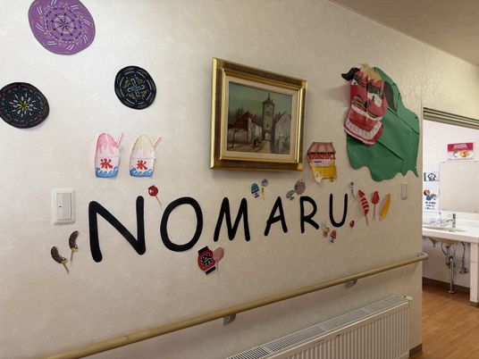 明るい廊下の飾り