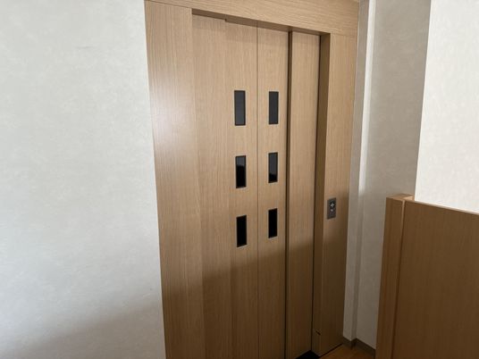 落ち着いた色合いの扉