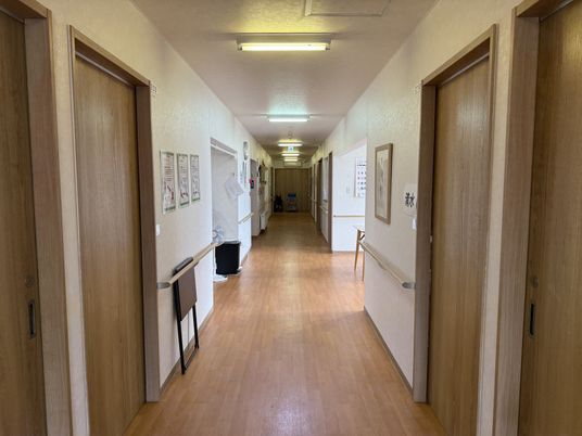 落ち着いた雰囲気の廊下