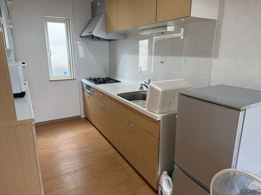 明るい設備のキッチン