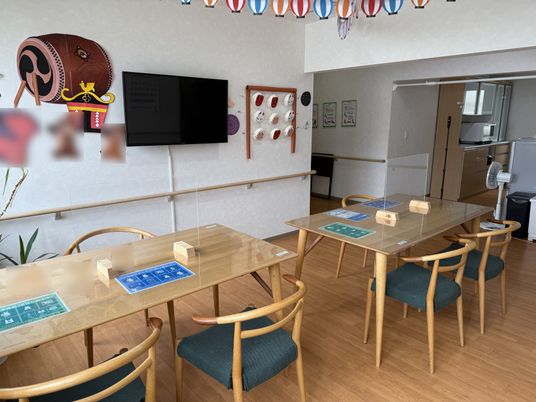 テーブルと椅子のある部屋