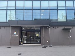 モダンな建物のエントランス