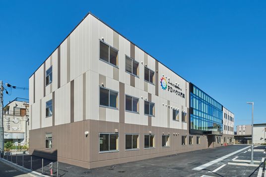 三階建て建物の外観