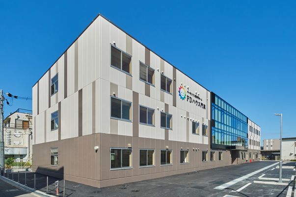 三階建て建物の外観