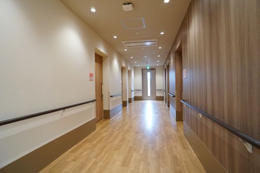 快適な施設の廊下