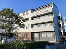 明るい外観の建物