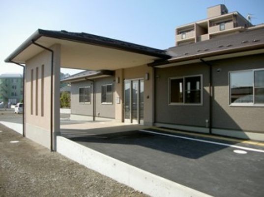 落ち着いた外観の建物